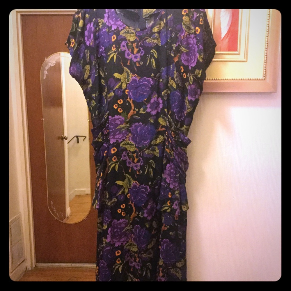 A PHOEBE VINTAGE PURPLE & BLK FLORAL PRINT DRESS